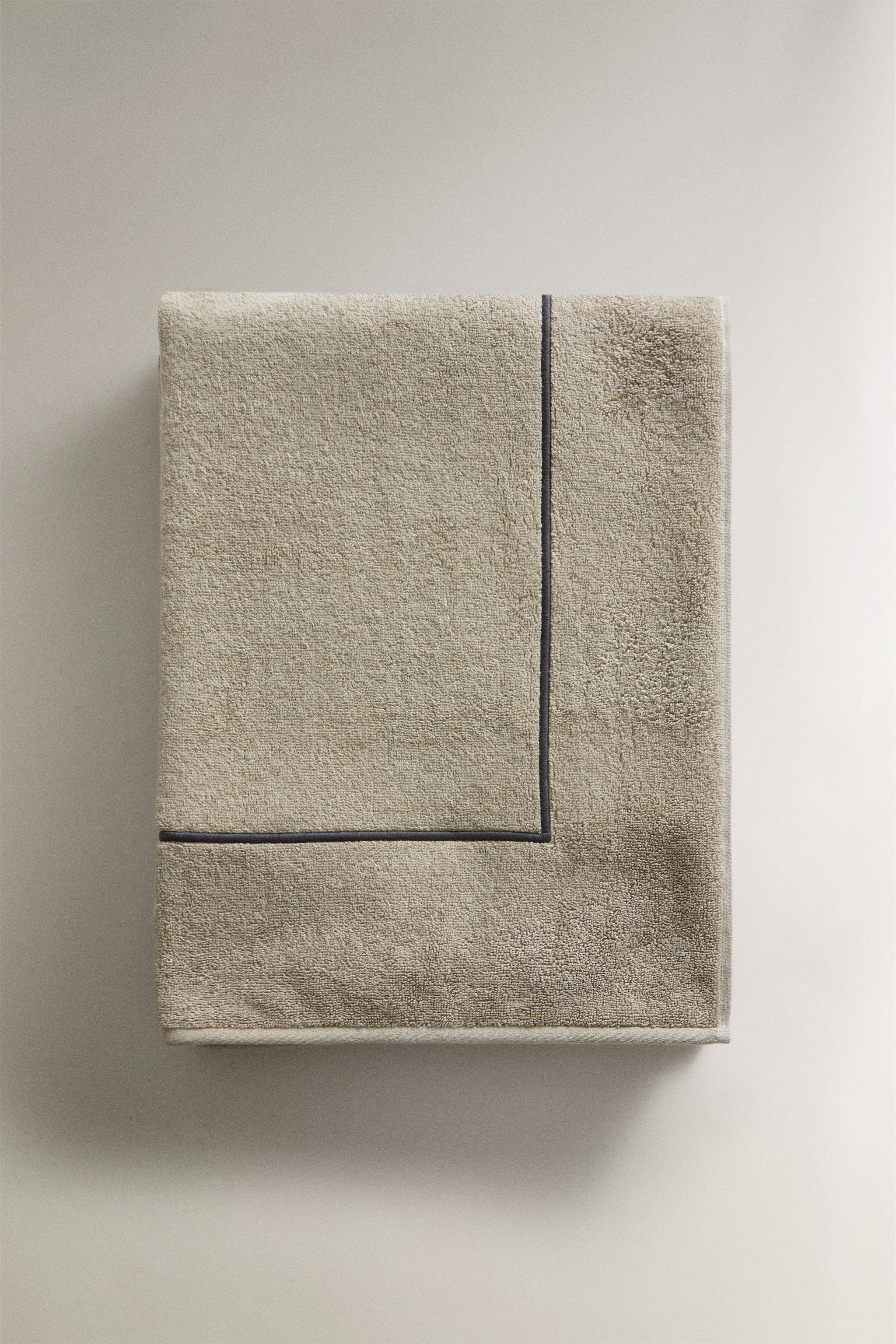 PLAIN BEACH TOWEL WITH BORDER